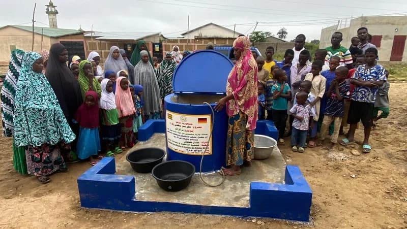 Gemeinschaft versammelt sich am fertigen Brunnen (Togo)