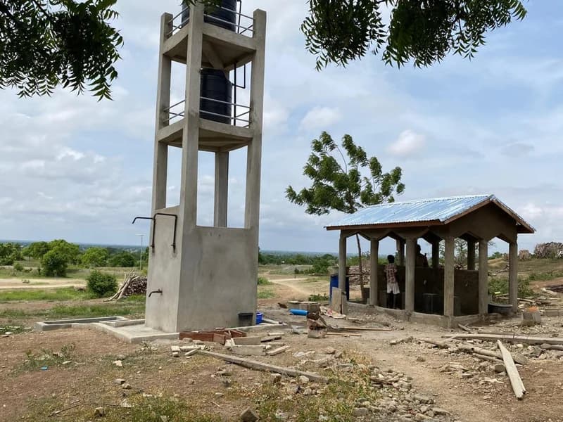 Fertiggestellter Wasserturm mit Solar-System (Togo)