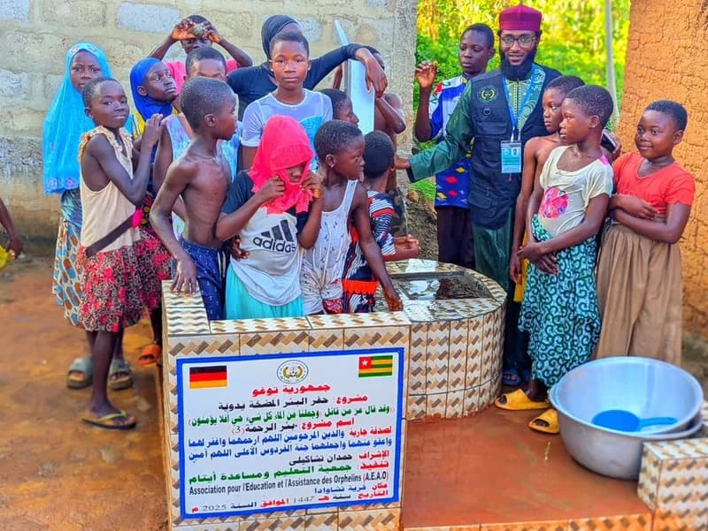 Kinder mit DANKE-AN-SPENDER Schildern (Togo)