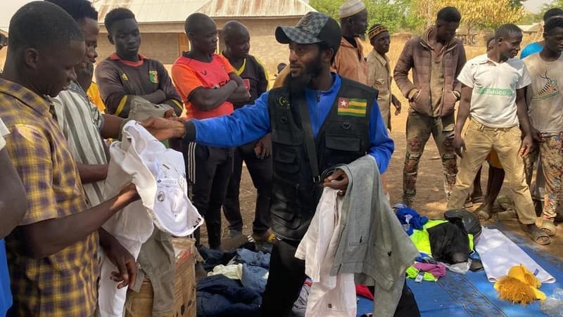 Feldkoordinator verteilt Kleidung an Jugendliche (Togo)