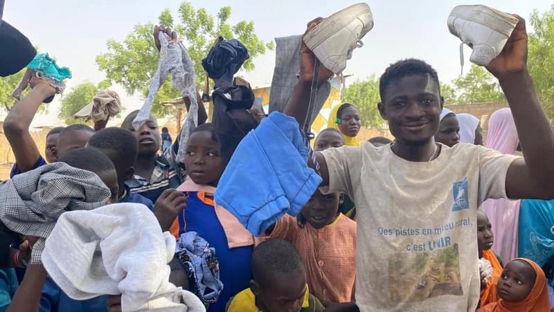Kleidungsverteilung an Kinder und Jugendliche (Togo)