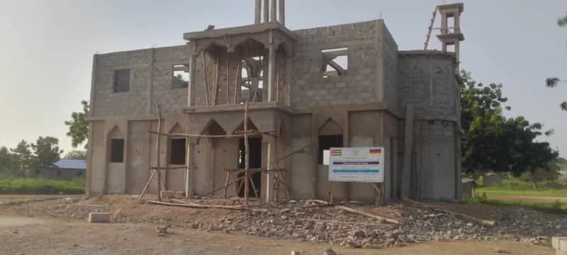 Moscheebau — Fundament und Wände im Aufbau (Togo)