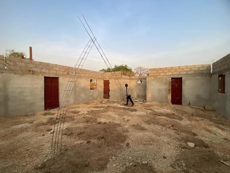 Moscheebau — Innenraum im Rohbau (Togo)