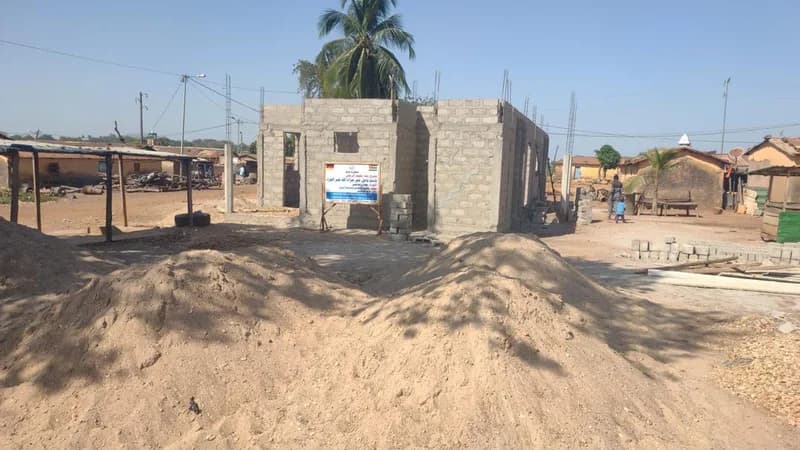 Moscheebau — Fortschritt Rohbau mit islamischen Bögen (Togo)