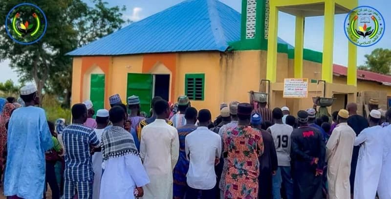 Fertiggestellte Moschee — Gemeinde versammelt sich zum Gebet (Togo)