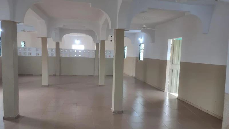 Moschee-Innenraum — Bögen, Kacheln, Ventilatoren (Togo)