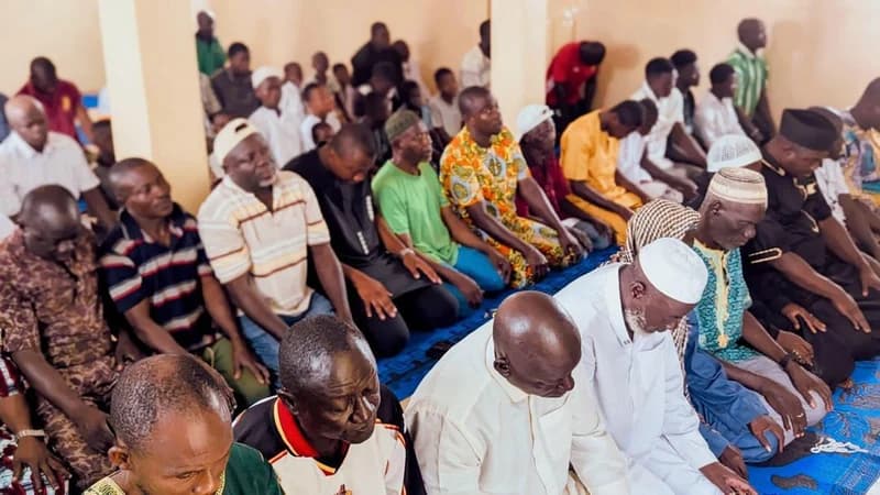 Männer beten in der neu erbauten Moschee (Togo)